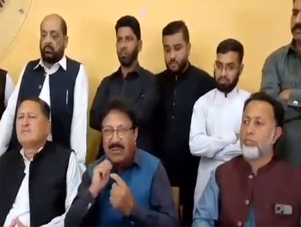 अवामी एक्शन कमेटी, मीरपुर के प्रमुख नेता आरिफ चौधरी (नीली जैकेट) ने कहा कि पाकिस्तान PoK के लोगों पर अत्याचार कर रहा है।