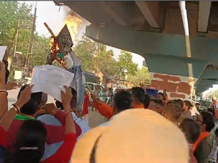 कांग्रेस और नेताओं के खिलाफ नारे बाजी करते भाजयुमो नेता व पदाधिकारी
