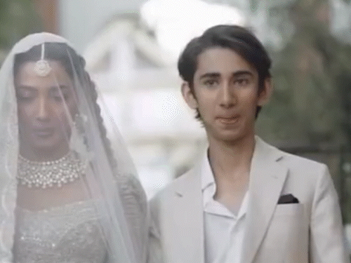 પાકિસ્તાની અભિનેત્રી Mahira Khan પોતાના લગ્નની વાત શેર કરી. તેણે કહ્યું, મારા લગ્નમાં ડીજે અને વેઈટર સહિત બધા જ રડ્યા હતા 1 માહિરા ખાન પુત્ર અઝલાન સાથે.