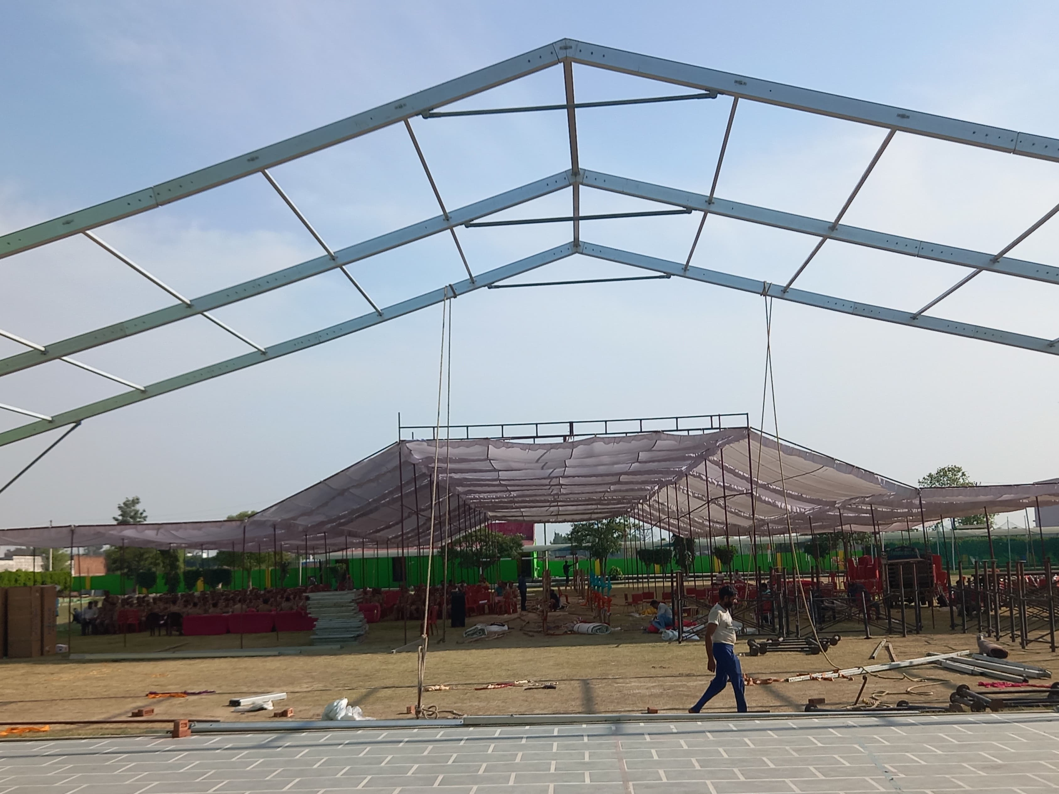 सीएम योगी की जनसभा के लिए भव्य मंच बनकर तैयार हो गया है।