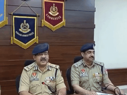 मीटिंग के बाद जानकारी देते हुए डीजीपी अर्पित शुक्ला। - Dainik Bhaskar