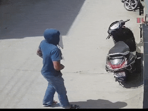 घटना सीसीटीवी कैमरे में कैद हो गई। - Dainik Bhaskar