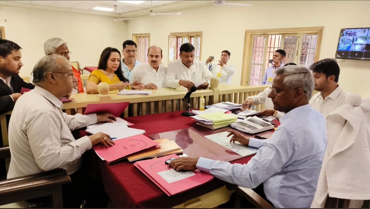 हेमा मालिनी के नामांकन में जल शक्ति मंत्री स्वतंत्र देव, राज्यसभा सांसद तेजवीर सिंह, बलदेव विधायक पूरन प्रकाश, मांट विधायक राजेश चौधरी मौजूद रहे।