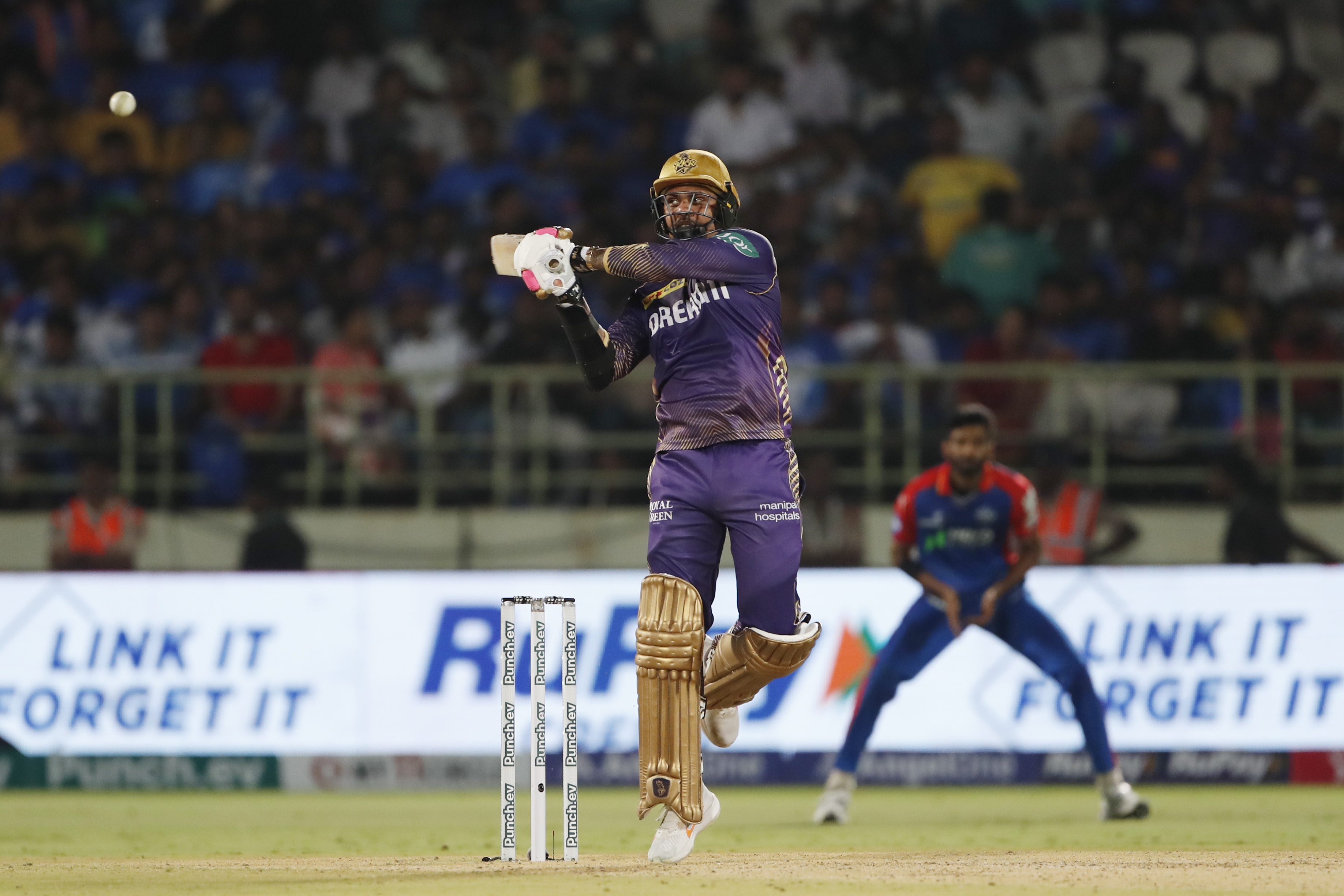 जीवनदान का मौका भांपते हुए सुनील नरेन ने कोलकाता के लिए 39 गेंदों में 85 रनों की पारी खेली.