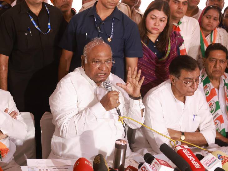 प्रेस कॉन्फ्रेंस को संबोधित करते कांग्रेस के राष्ट्रीय अध्यक्ष मल्लिकार्जुन खड़गे। (फाइल फोटो)