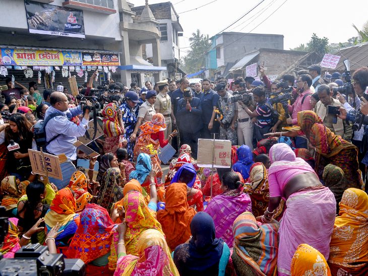 पश्चिम बंगाल के गर्वनर सीवी आनंद बोस ने 12 फरवरी को संदेशखाली में उत्पीड़न के खिलाफ प्रदर्शन कर रही महिलाओं से मुलाकात की थी।