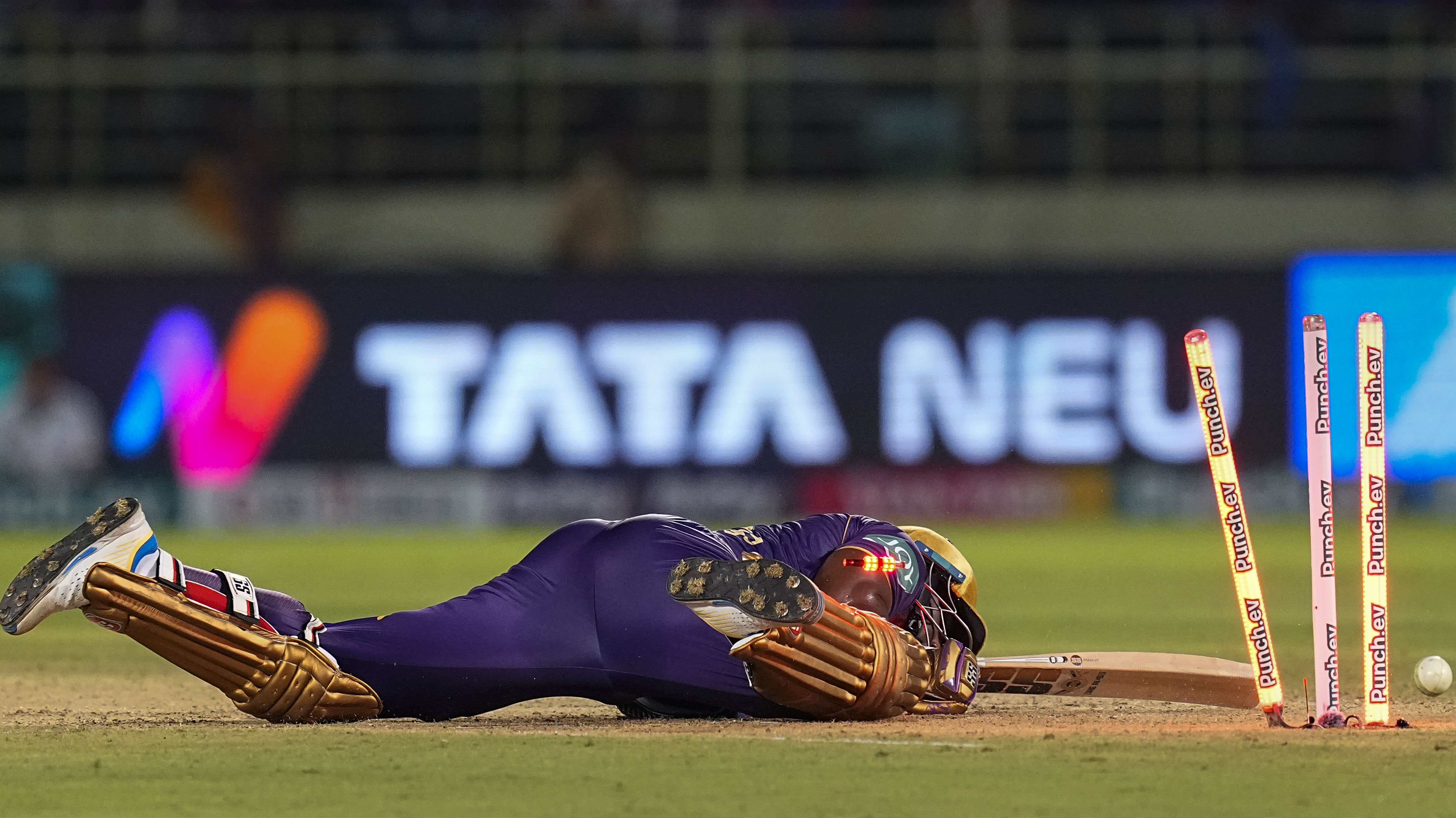 आंद्रे रसेल ने 19 गेंदों पर 43 रनों की पारी खेली.