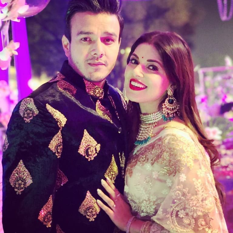 अनिरुद्ध ने 2015 में टीवी एक्ट्रेस शुभी आहूजा से शादी की थी। शुभी ने उनके साथ टीवी शो 'यारों का टशन' में काम किया था।