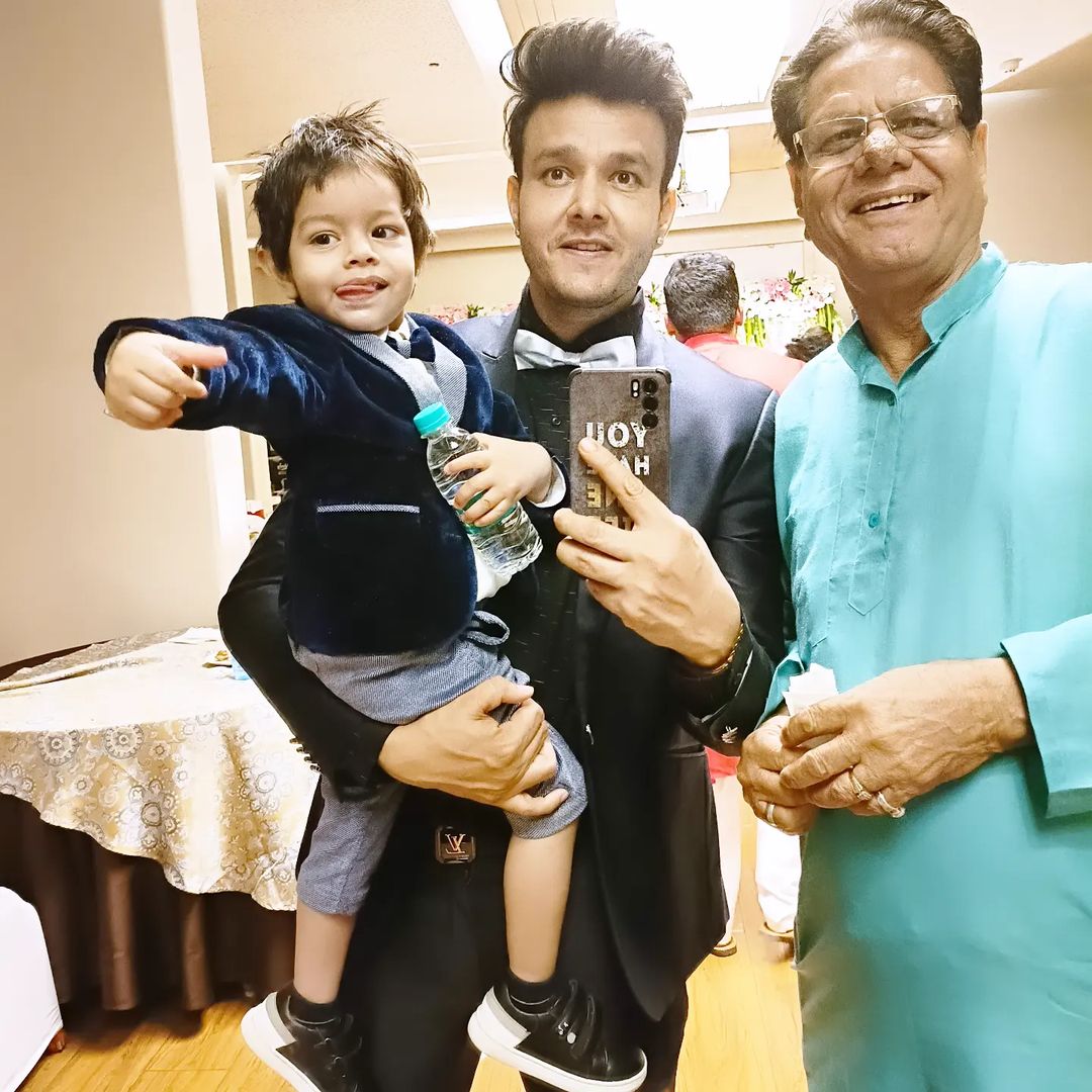 इस तस्वीर में पिता और बेटी के साथ अनिरुद्ध। यह तस्वीर उन्होंने पिता के बर्थडे पर सोशल मीडिया पर शेयर की थी।