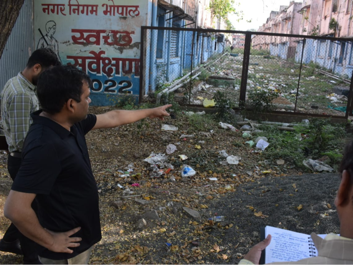 बोर्ड ऑफिस कॉलोनी में निरीक्षण करते निगम कमिश्नर हरेंद्र नारायण। - Dainik Bhaskar