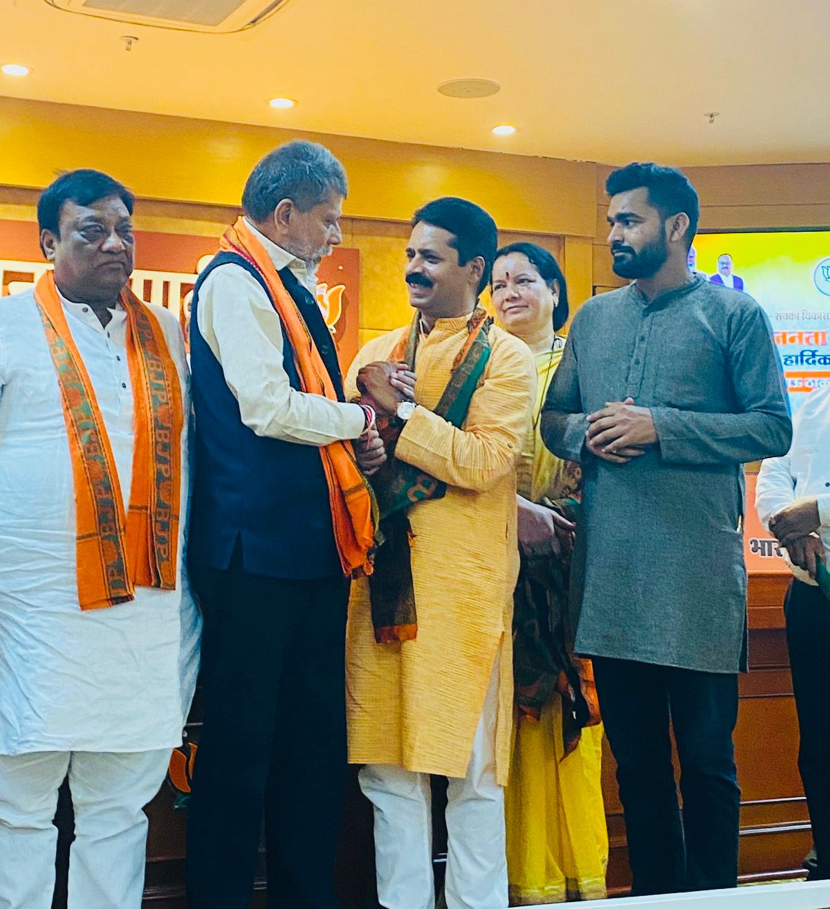 भाजपा का गमछा पहनाकर करवाया गया प्रवेश।