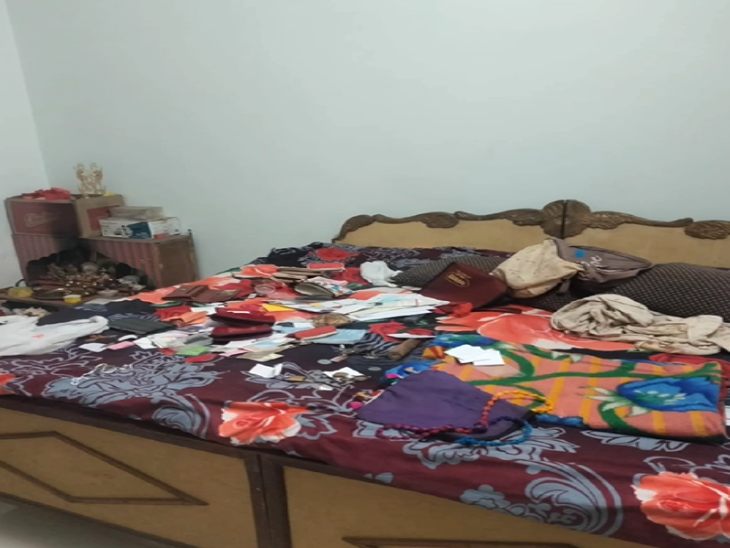 घर के अंदर सारा सामान बिखरा पड़ा मिला।