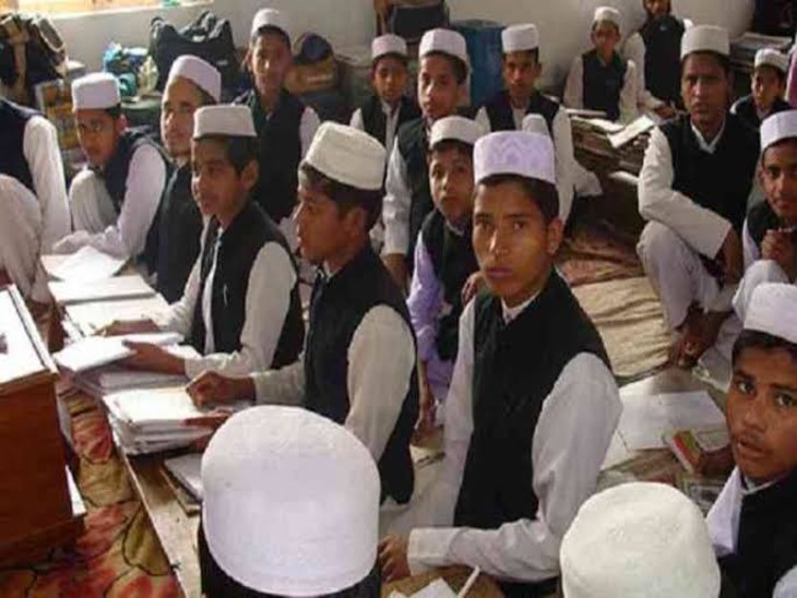 UP मदरसा एक्ट को रद्द करने के फैसले पर रोक: सुप्रीम कोर्ट ने कहा-17 लाख छात्रों पर असर पड़ेगा, दूसरे स्कूल में ट्रांसफर करना ठीक नहीं – Lucknow News UP मदरसा एक्ट को रद्द करने के फैसले पर रोक: सुप्रीम कोर्ट ने कहा-17 लाख छात्रों पर असर पड़ेगा, दूसरे स्कूल में ट्रांसफर करना ठीक नहीं – Lucknow News