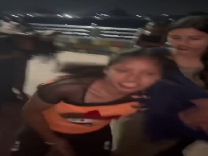 सरेराह एक-दूसरे पर चलाए हाथ-मुक्के।