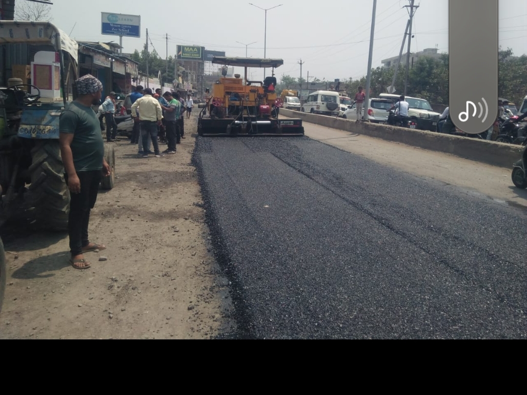 सकरी-पेंड्रीडीह बाइ पास तक फोरलेन रोड के डामरीकरण का काम रातों रात शुरू हो गया।