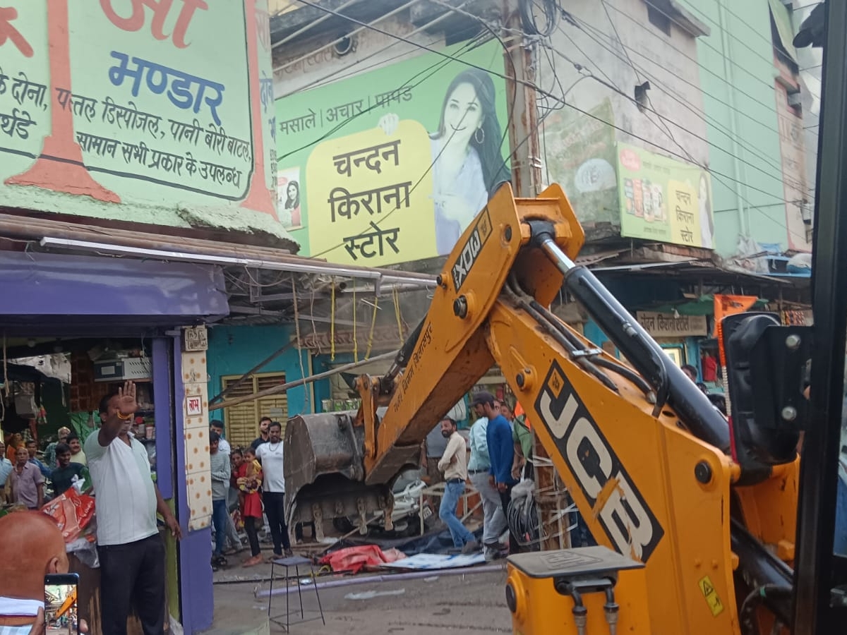 शनिचरी रोड पर चला बुलडोजर।