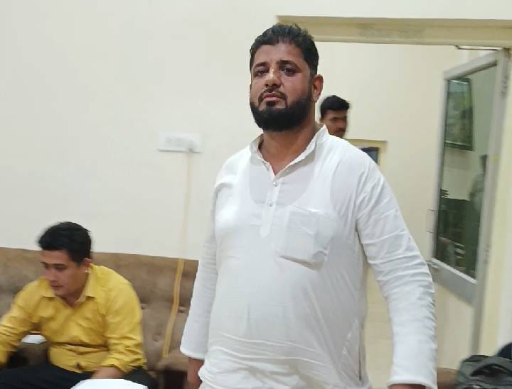 प्रॉपर्टी डीलर मोहम्मद जावेद का कहना है कि ASI 25 दिन से उन्हें परेशान कर रहा था।