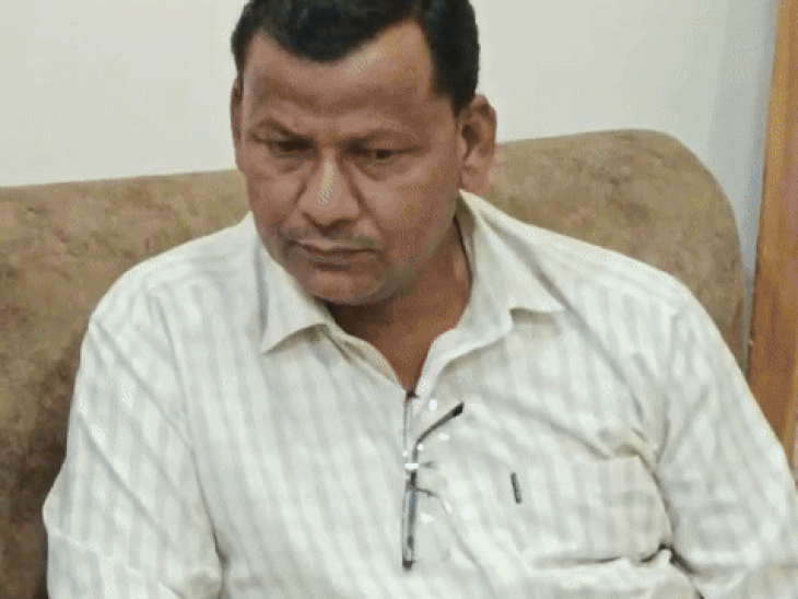 गुरुवार रात आरोपी ASI (शर्ट में) को गिरफ्तार किया गया। - Dainik Bhaskar