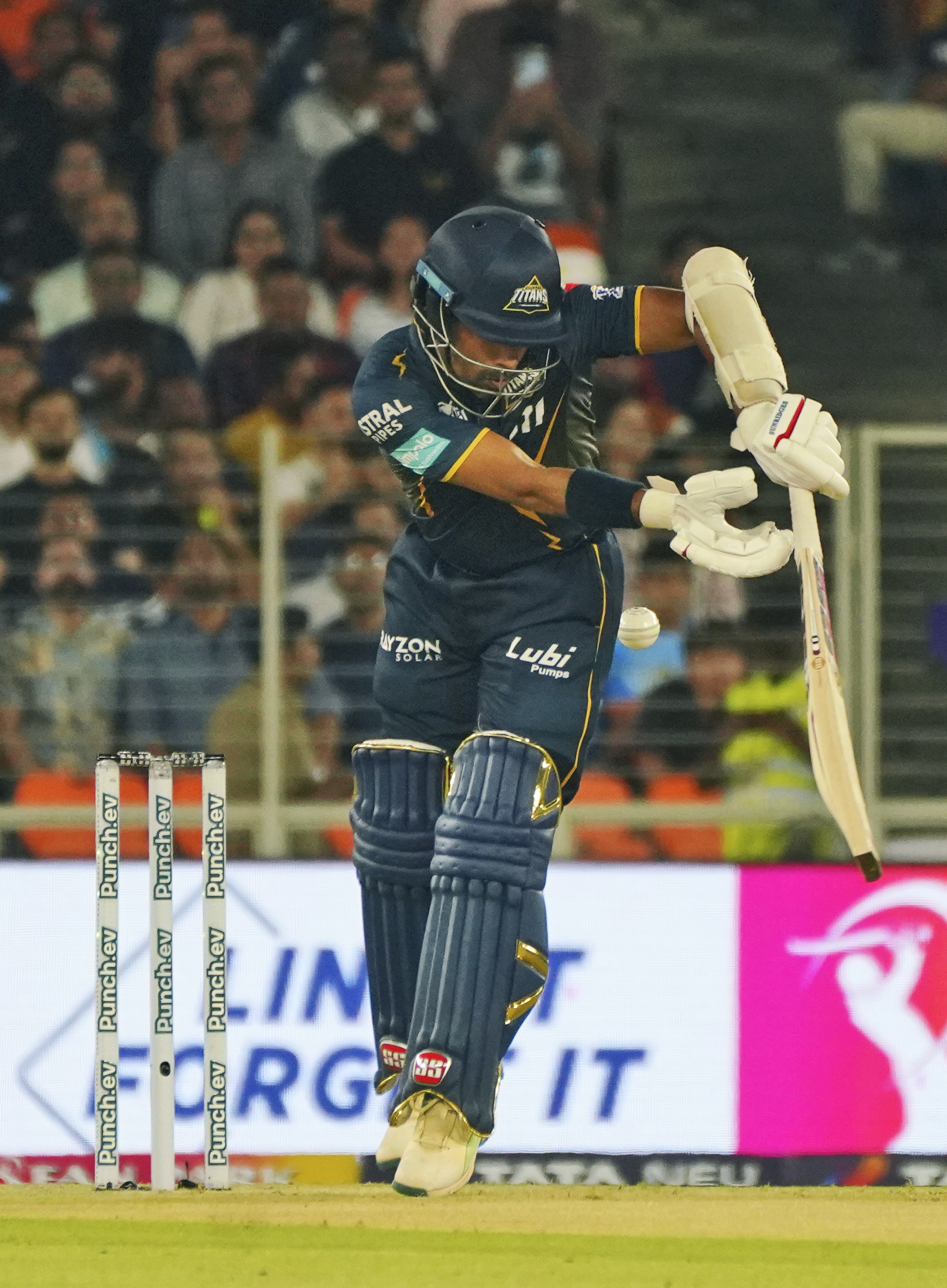 ऋद्धिमान साहा DRS लेने के कारण LBW होने से बच गए।