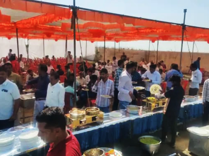 छिंदवाड़ा में समर्थकों को भोज दिया गया। यहां से सभी भोपाल के लिए रवाना हुए।
