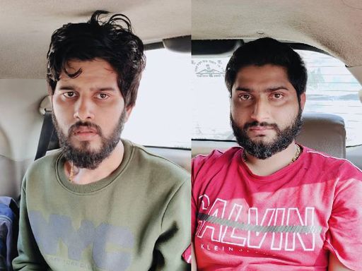 NHM के पेपर लीक मामले में एमपी पुलिस ने राजीव नयन (ग्रीन टीशर्ट) और पुष्पेंद्र पांडे (लाल टीशर्ट) को गिरफ्तार किया था।