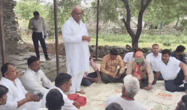 छापेड़ा बस्ती, बडोदिया कलां गांव में जनसंपर्क के दौरान लोगों को संबोधित करते शिक्षा मंत्री मदन दिलावर।