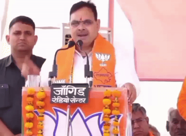 सीएम ने इससे पहले चूरू में जनसभा को संबोधित किया था। इसके बाद वे सीकर के लक्ष्मणगढ़ पहुंचे।