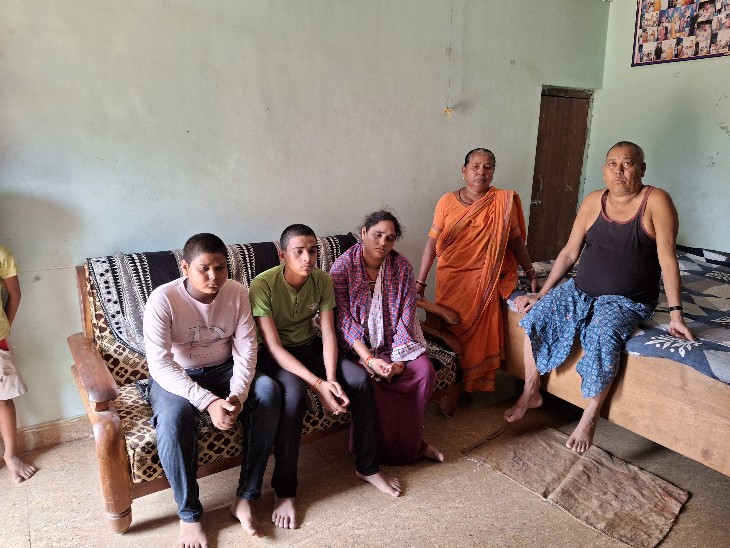 बीजापुर के जांगला गांव स्थित घर में मौजूद आदिवासी भाजपा नेता कैलाश नाग का परिवार।