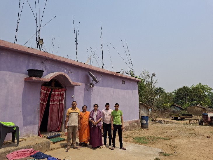 जांगला गांव स्थित घर पर कैलाश नाग की पत्नी और उसके दोनों बेटे।