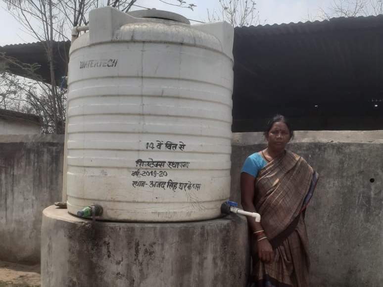 सूखे पड़े हैं गांव में नल।