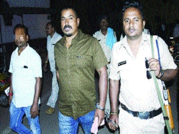 तपन सरकार को ले जाती पुलिस। - Dainik Bhaskar