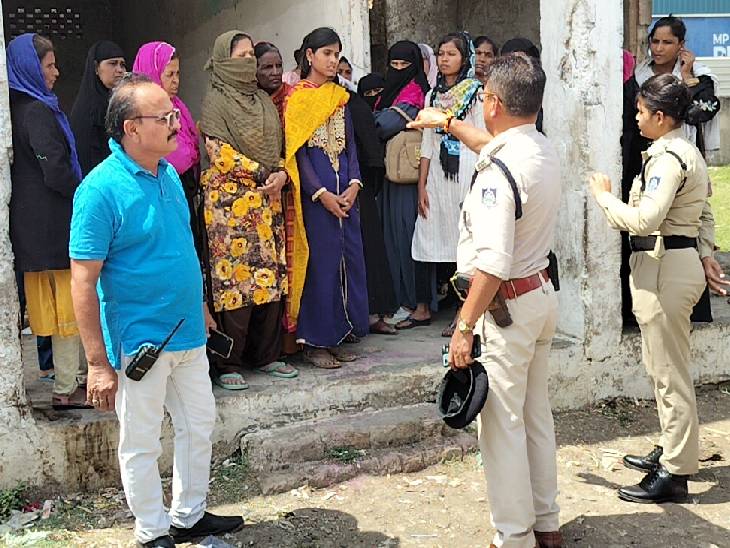 छोला पुलिस भी मौके पर पहुंची। इसके बाद बांस-बल्ली हटाए गए।