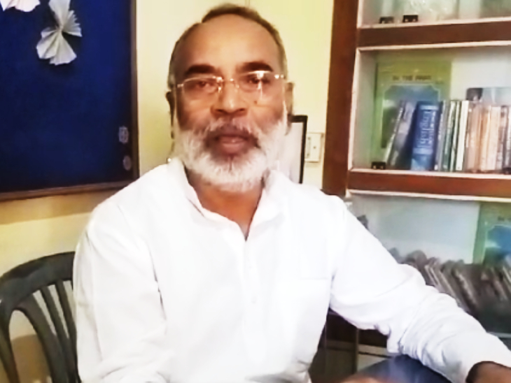 बसपा के स्टार प्रचारक अवधेश प्रताप सिंह राठौर ने कहा कि जो कांग्रेसी भाजपा में जा रहे हैं, वे आउटसोर्ट वर्कर हैं।