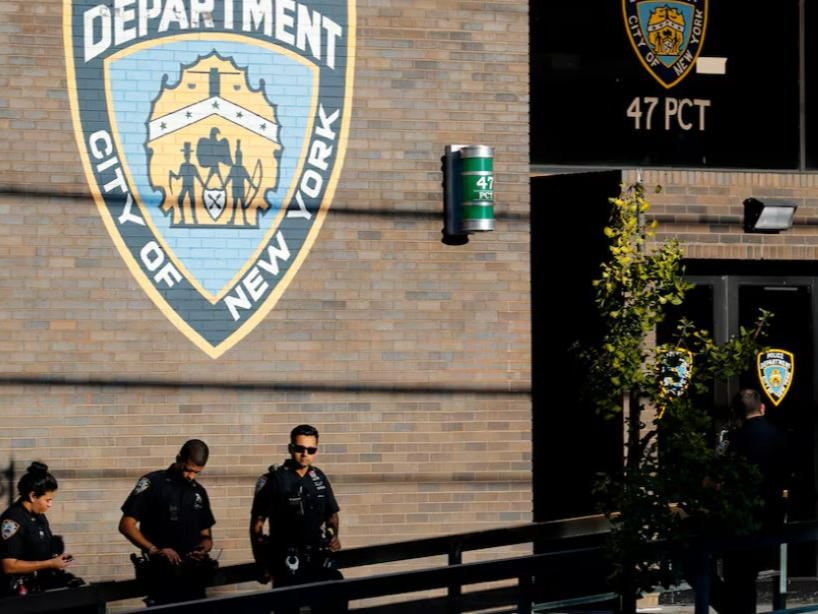 अमेरिका की न्यूयॉर्क पुलिस ने महिलाओं की फोटो लेने उनसे हिजाब उतरवाया था। - Dainik Bhaskar