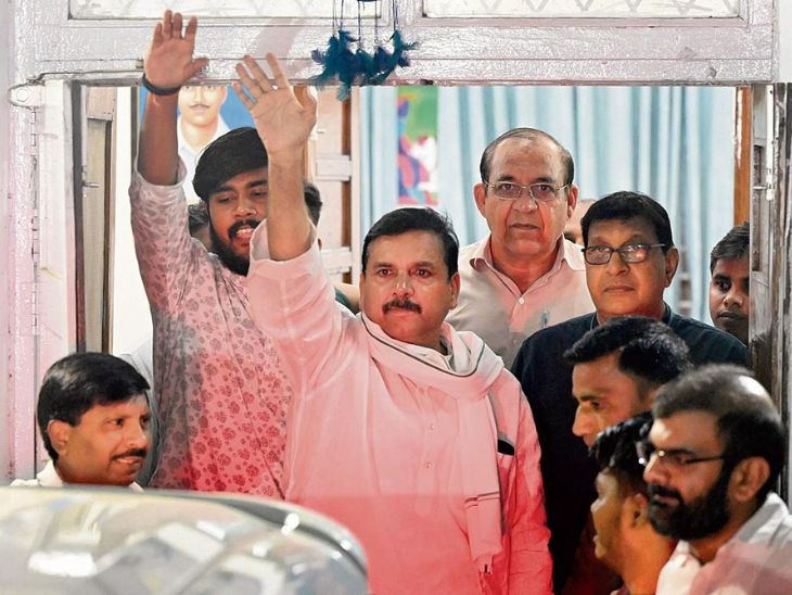 ये तस्वीर 4 अक्टूबर 2023 की है। गिरफ्तारी के बाद संजय सिंह ने अपने घर से हाथ हिलाते हुए समर्थकों का अभिवादन किया था।