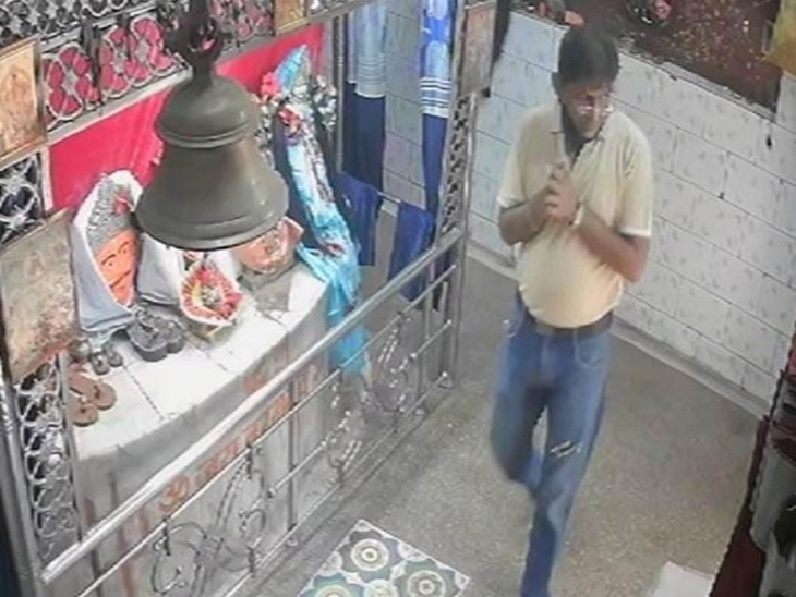 वहां के स्थानीय पार्षद सुरेश चन्नावार ने लगातार चोरी की घटनाओं को देखते हुए मंदिरों में कैमरे लगवा दिए थे।