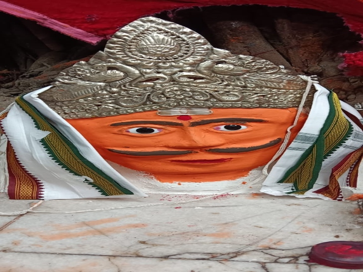 मंदिर समिति के सदस्यों के मुताबिक, बरमदेव बाबा की मुकुट की कीमत 35-40 हजार के आसपास है।