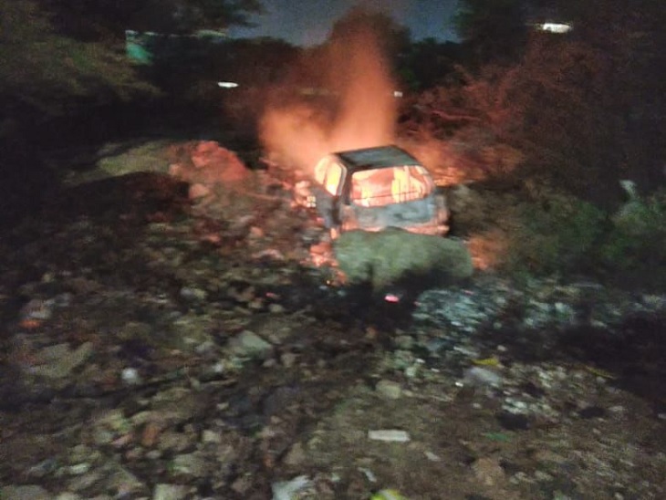 कार में लगी आग। - Dainik Bhaskar