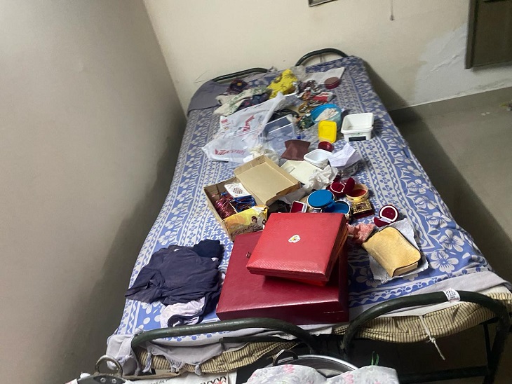 चोरों ने घर का सारा सामान फेंका, ले गए नगदी और जेवरात।