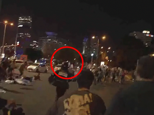 तेल अवीव में शनिवार को प्रदर्शन के दौरान एक कार ने लोगों को रौंद दिया। इसमें 5 प्रदर्शनकारी घायल हुए।