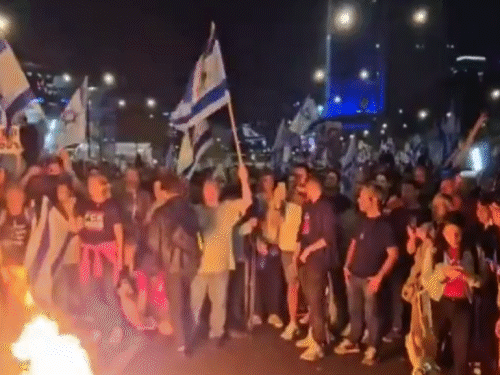 इजराइली प्रदर्शनकारियों ने हमास की कैद से बंधकों की रिहाई और PM नेतन्याहू के इस्तीफे की मांग की। - Dainik Bhaskar