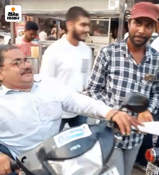 बालाघाट से निर्दलीय चुनाव लड़ रहे दिलीप छावड़ा इस तरह स्कूटर पर प्रचार कर रहे हैं।