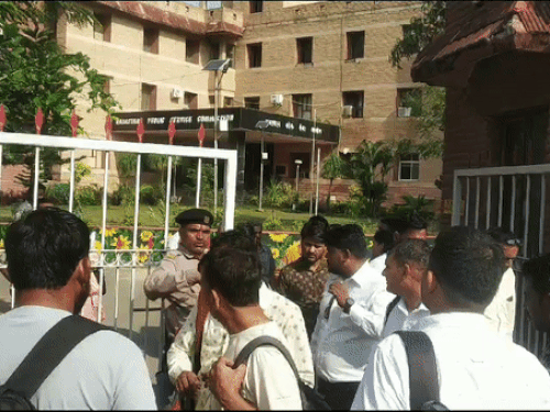 इन चारों कैंडिडेट्स को आरपीएससी ने व्यक्तिगत सुनवाई के लिए बुलाया था लेकिन ये चारों नहीं आए। ऐसे में आयोग ने मुकदमा दर्ज कराया।