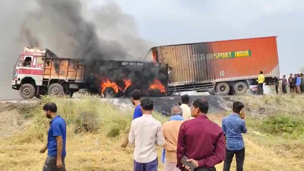 ट्रक और कंटेनर में लगी आग।