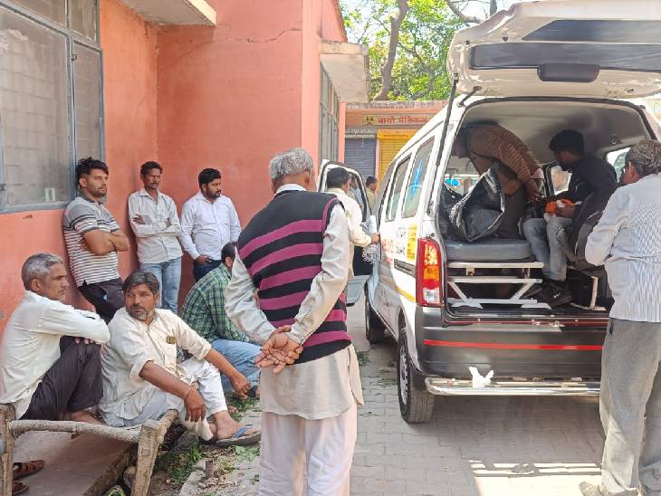 यह फोटो सहारनपुर पोस्टमॉर्टम हाउस के बाहर की है। छात्र के परिजन वहां पहुंच गए हैं। उसके पिता का रो-रोकर बुरा हाल है।