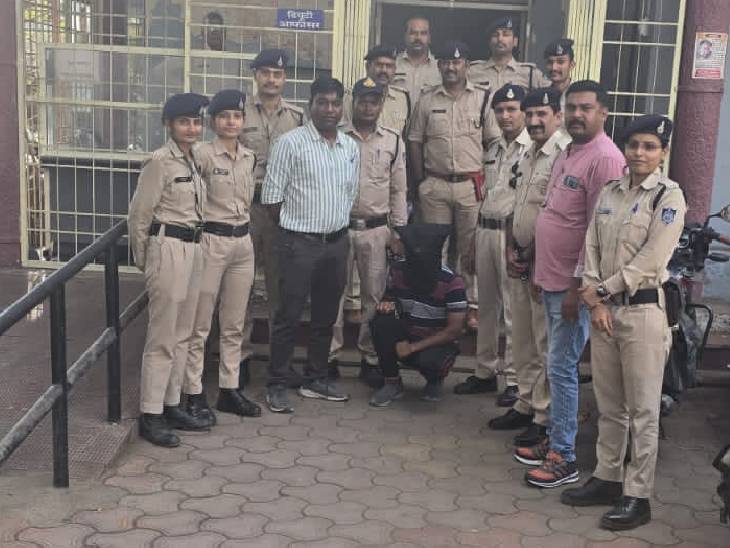 काले नकाब में पुलिसकर्मियों के बीच माया की हत्या का आरोपी दीपक कटियार।