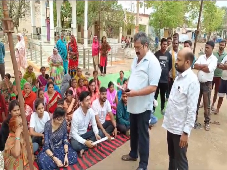 धरने पर बैठी पार्षद व वार्ड के लोग समस्या सुनते महापौर और सभापति - Dainik Bhaskar