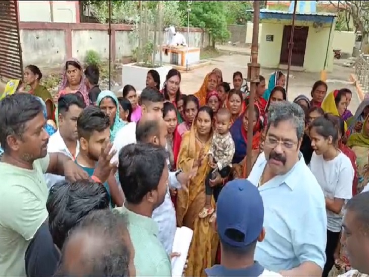 लोगों ने महापौर और निगम के अधिकारियों को घेरा