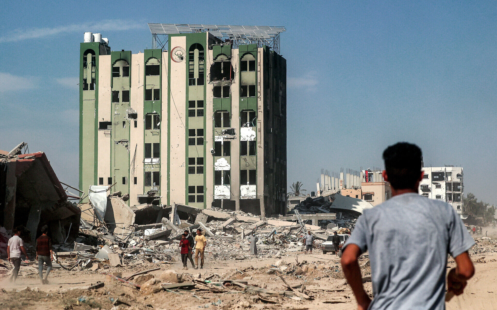 अल-सलाम अस्पताल की इमारत भी तबाह हो गई।