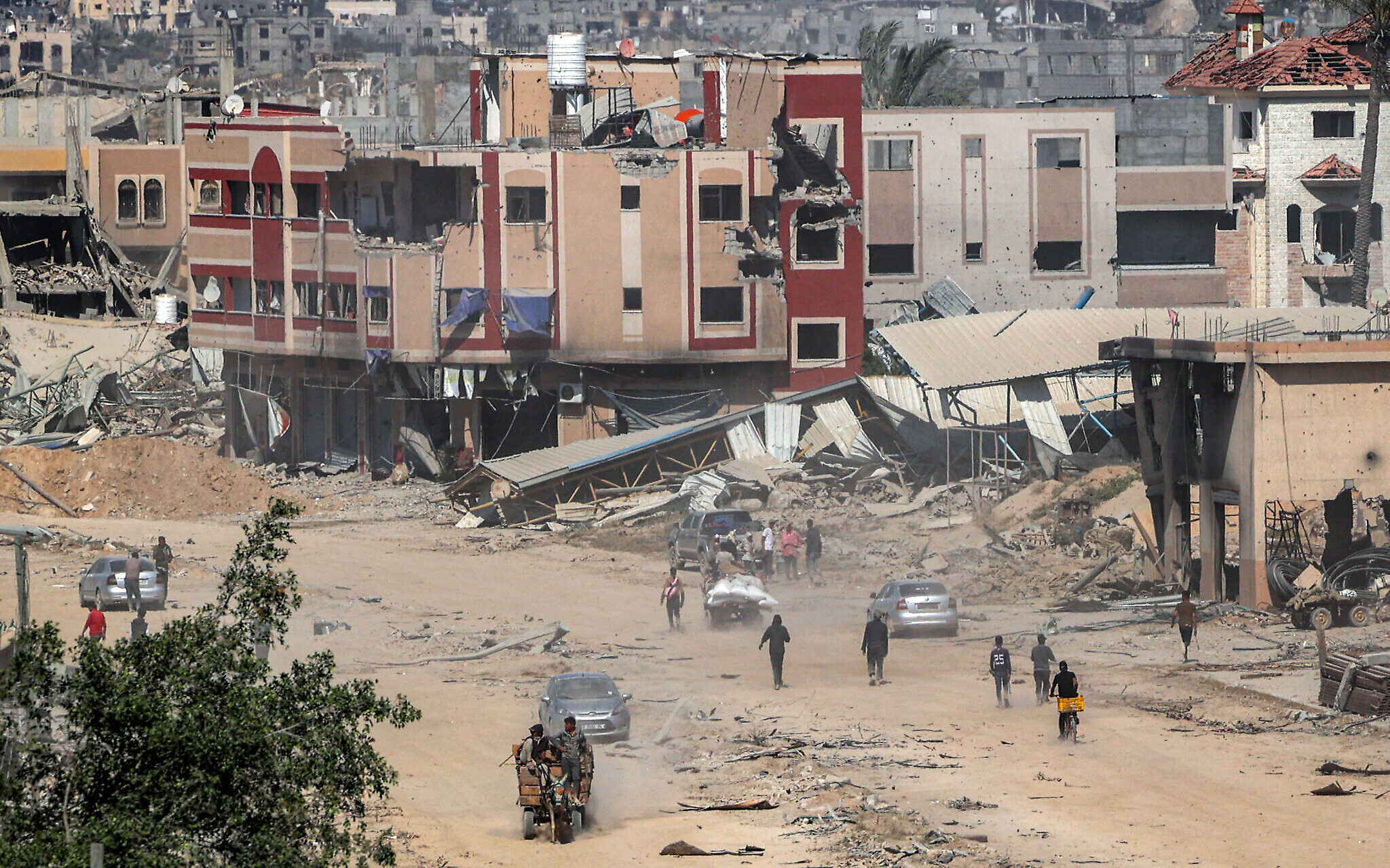 इजराइली बमबारी से सड़कें भी तबाह हो गईं। इन पर मलबा बिखरा है।